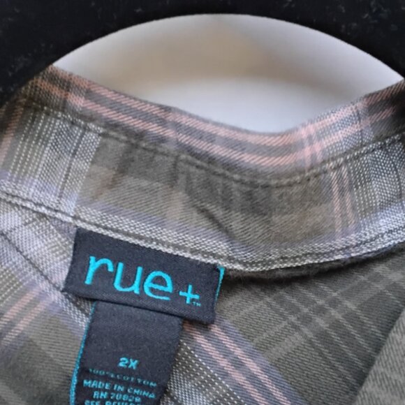 Rue + Ladies Gray Pink White Black Long Sleeve Plaid Button-Down Top - Picture 5 of 5